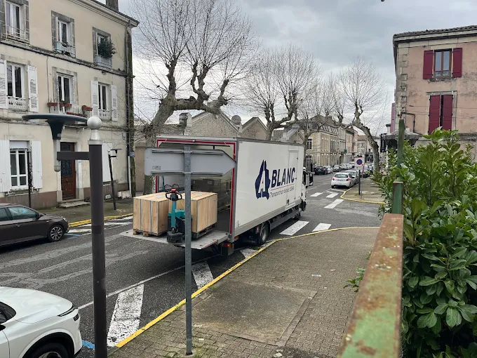 Camion Transports A. Blanc en livraison urbaine